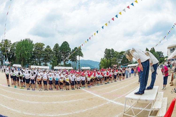 MAN WITH A MISSION、熊本の小学校に登場。運動会に飛び入り＆グッズをプレゼント