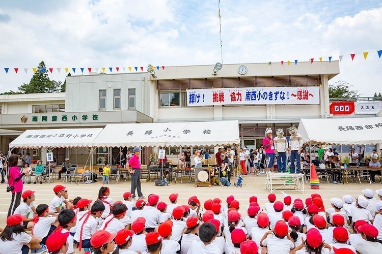MAN WITH A MISSION、熊本の小学校に登場。運動会に飛び入り＆グッズをプレゼント