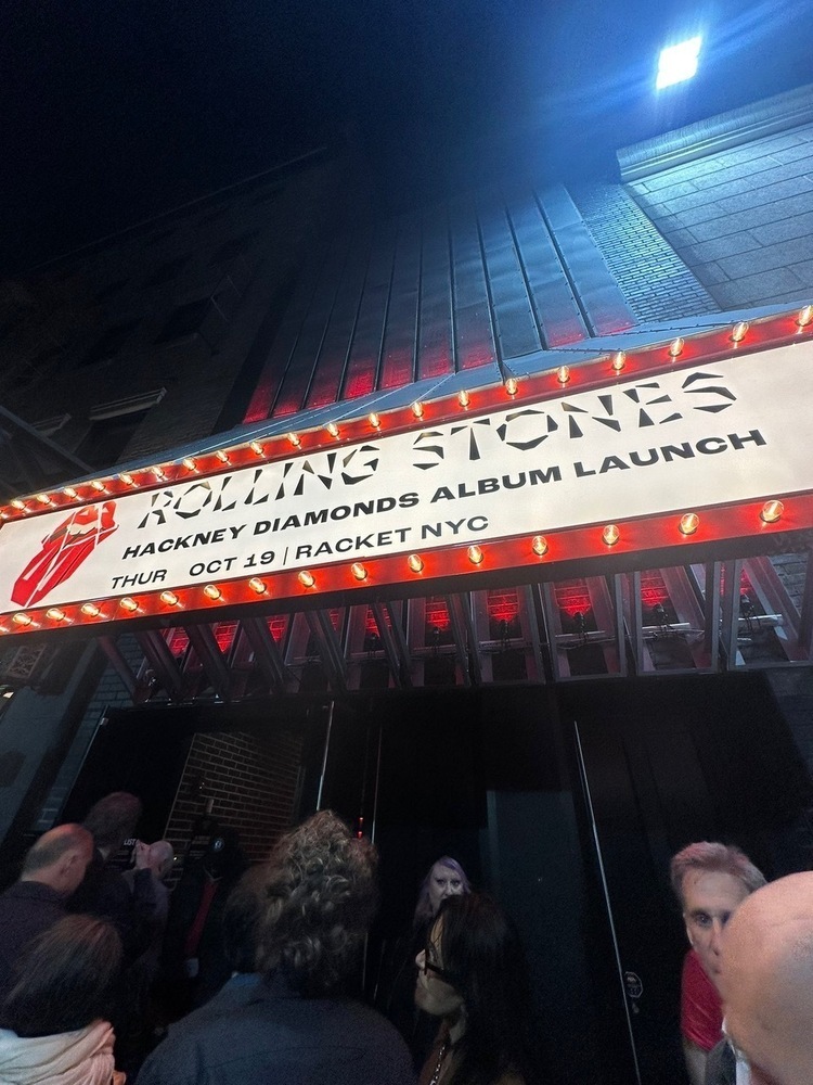 ローリング・ストーンズがNYのキャパ500人の会場でサプライズライブ。レディー・ガガとの共演映像が公開。